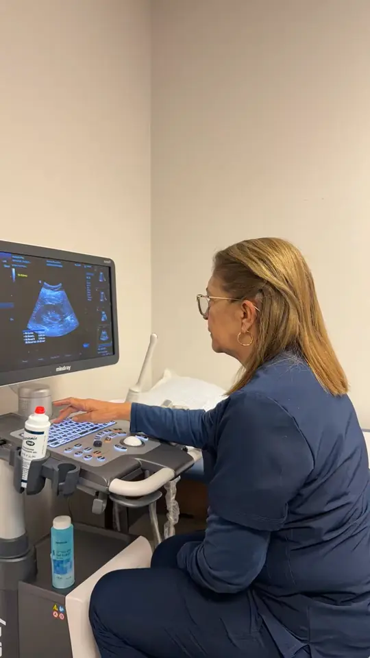 Dra. Clara Bella Casas Vizcaino realizando un ultrasonido